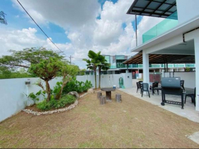 Austin 55, Corner with Karaoke n BBQ for 16paxs